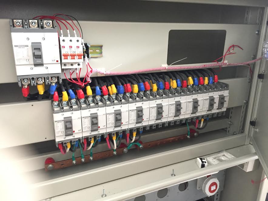 Tủ cấp nguồn do Lê Hoàng lắp ráp